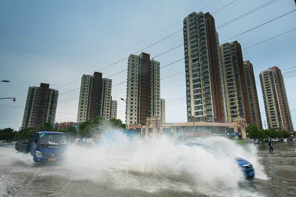 2、在马路上行驶的汽车如同快艇一般，飞溅出大片水花，拍摄于2013年10月8日.jpg