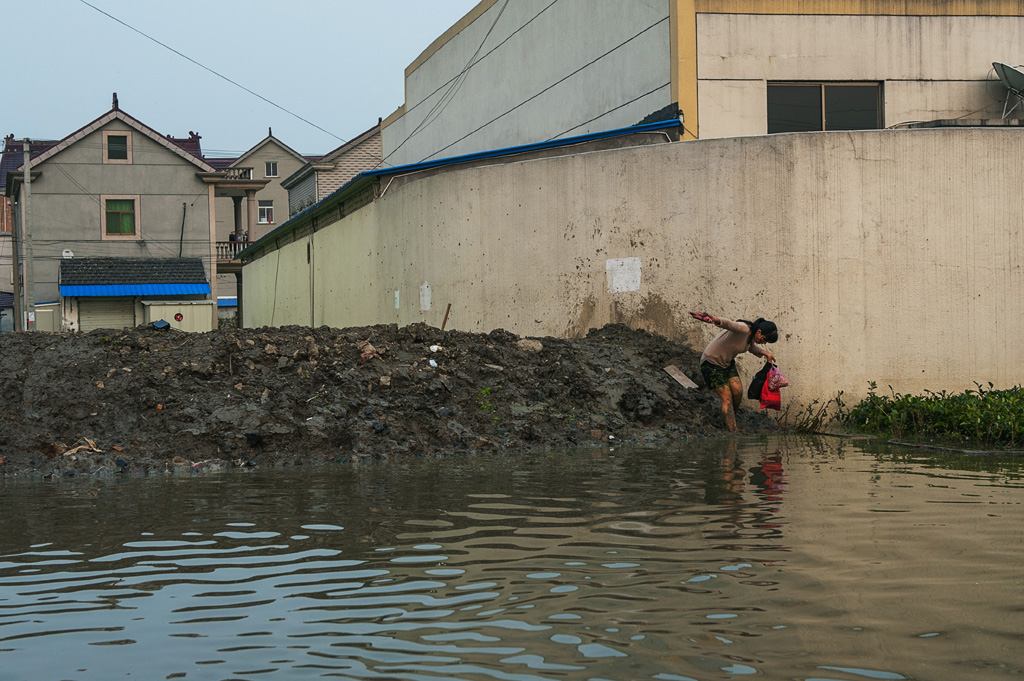 6、一身泥浆的女子，从家里淌水出来，翻过坝提，拍摄于2013年10月11日.jpg